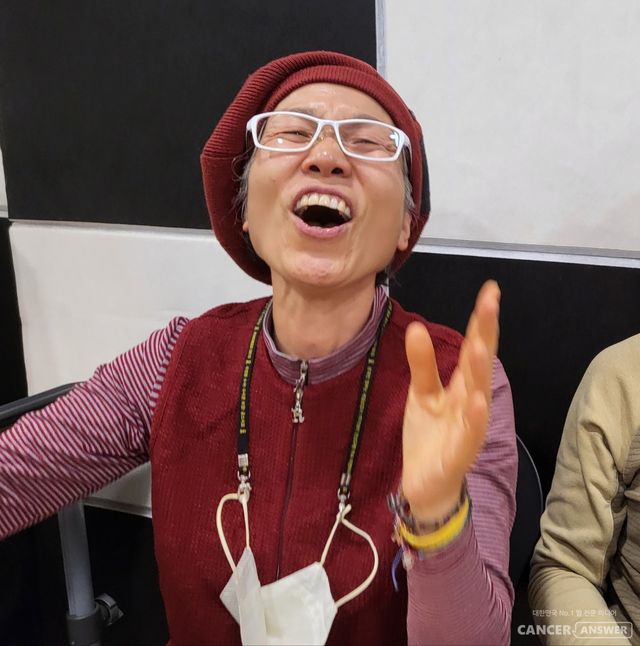 '내 몸은 내가 접수한다'에 이어 '숙덕숙덕 사모의 그림자 탈출기'를 쓴 김화숙 작가. 간암을 자연치유로 극복했으며 웃음치유 모임인 웃음보따리 활동도 하고 있다.