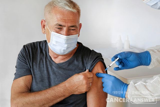 앞으로는 항암치료를 예방접종 하듯이 피하근육에 주사 맞는 방법으로 받을 수 있을 전망이다. 5시간의 치료시간이 5분으로 줄고 부작용도 크게 줄어들 것으로 보인다./게티이미지뱅크