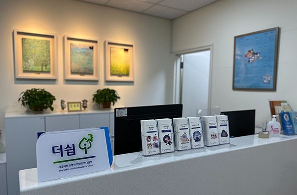 서울대병원(병원장 김영태)이 ㈜좋은책신사고(대표 홍범준)와 협력해 2023년 문을 연 마인드더쉼센터가 환자 맞춤형 마음건강 관리, 치료의 새로운 모델로 자리잡고 있다.&nbsp;서울대병원 마인드더쉼센터는 정신건강을 위한 비약물치료 서비스 개발 및 보급을 목표로 하고 있다. 마음건강 문제 해결에 도움을 줄 비약물치료 옵션을 확대하는 게 핵심 목표다./서울대병원 제공