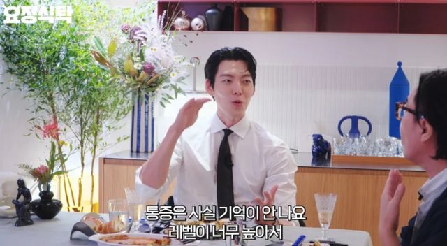 배우 김우빈(36)이 12일 공개된 가수 겸 작곡가 정재형의 유튜브 채널 ‘요정재형’의 콘텐츠 요정식탁에 출연, 8년 전 비인두암 투병 당시의 심정과 이후 삶의 변화를 솔직하게 전했다. 비인두암은 코와 목구멍 사이, 비인두 부위에 생기는 암으로 전 세계적으로 10만 명당 1명꼴로 발생하는 희귀암이다./유튜브 요정재형 캡처