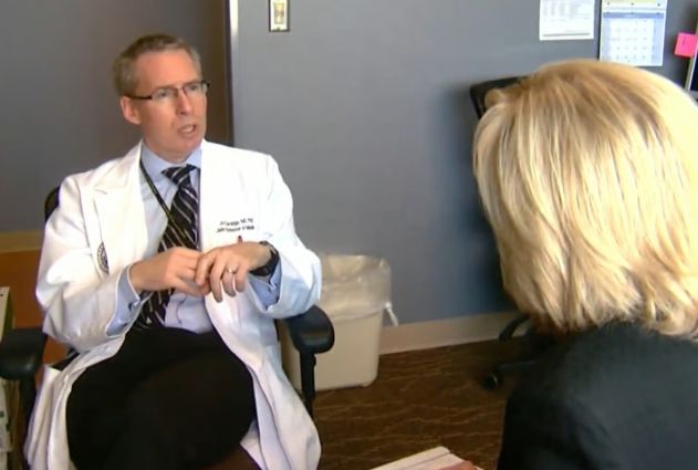 세계적인 폐암 전문의가 3년째 폐암 투병 중이라는 사실을 공개했다. 미국 CBS 최근 보도에 따르면 미국 콜로라도대 의과대학 암센터의 폐암 연구소를 이끄는 로스 카미지(58) 박사는 “2022년 6월 폐암 진단을 받아 투병해 오고 있다”고 밝혔다./CBS 화면 캡처