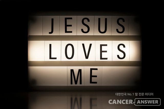 예수님의 십자가 사랑은 절대 변하지 않는 위로와 사랑이며, 이 십자가 구속의 말씀이 나의 죄를 해결해 주셨다는 사실을 잊으면 안됩니다./게티이미지뱅크