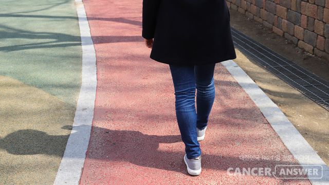 치료 중이거나 치료가 끝난 암환자가 쉽게 할 수 있는 운동은 무엇일까? 그것은 바로 걷기운동! 만보걷기는 못하더라도 짧은 산책을 나가는 것은 몸 건강뿐 아니라 마음 건강에도 좋다./게티이미지뱅크