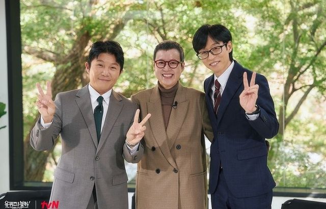 ​방송인 박미선 씨가 지난해 12월 유방암 진단부터 수술, 항암·방사선 치료, 그리고 항암 치료 중 발생한 폐렴 치료 과정에 대해 12일 방송된 tvN ‘유 퀴즈 온 더 블록’에서 상세히 공개했다.&nbsp;“가짜뉴스가 너무 많아서 생존신고 하러 나왔다”는 박미선 씨는 2024년 말 종합검진에서 유방암을 발견했다. “2월에 초음파를 했을 때는 괜찮았는데 12월 종합검진에서 조직검사를 하게 됐고 유방암이 나왔다”고 설명했다. 유재석, 조세호와 기념 촬영하는 박미선 씨. /tvN '유퀴즈 온 더 블록' 공식계정