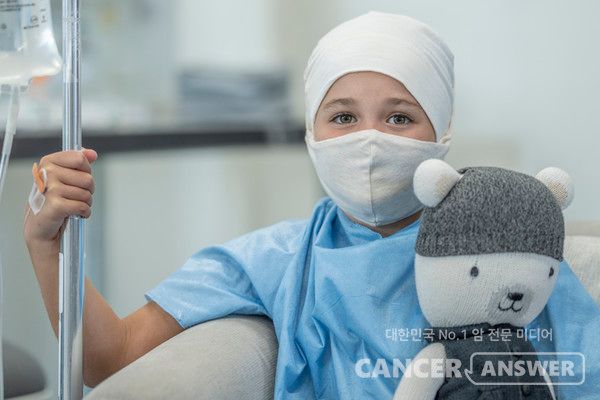 보건복지부는 이 같은 내용을 담은 ‘암 환자에 대한 의료비 지원기준 등에 관한 고시’ 개정안을 발표하고, 2026년 1월 1일부터 시행한다고 밝혔다.&nbsp;이번 개정으로 그동안 소득 기준에 못 미쳐 지원을 받지 못했던 '복지 사각지대'의 환아 가족들이 혜택을 볼 수 있을 것으로 기대된다./게티이미지뱅크