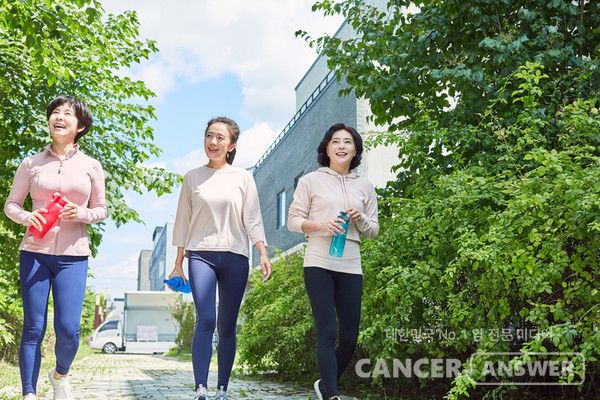 중간 강도의 신체활동을 꾸준히 이어가는 것만으로도 소화기암의 발생과 사망 위험을 크게 줄일 수 있다는 연구 결과가 나왔다.&nbsp;미국 하버드대학교 T.H. 챈 공중보건대학원 연구진은 1986년부터 2018년까지 미국 성인 23만 1067명을 32년간 추적 조사한 결과, 하루 약 40분 빠른 걷기 수준의 신체활동을 지속한 사람은 소화기암 발생 위험이 17%, 소화기암으로 인한 사망 위험이 28% 낮았다고 밝혔다./게티이미지뱅크