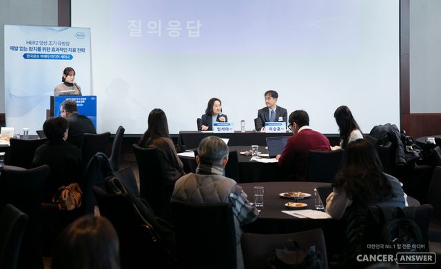 이런 가운데 재발 위험이 높은 HER2 양성 조기 유방암 환자에게 퍼제타(성분명 퍼투주맙) 병용요법이 장기 생존율을 높이는 '표준 치료 전략'이라는 전문가의 제언이 나왔다.&nbsp;한국로슈는 지난 5일 서울신라호텔에서 'HER2 양성 조기 유방암, 재발 없는 완치를 위한 효과적인 치료 전략'을 주제로 미디어 세미나를 개최했다./한국로슈 제공