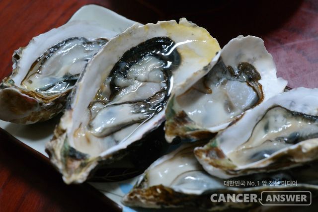 항암 치료 중인 암환자나 면역력이 떨어진 사람이라면 굴은 조심해서 먹어야 한다. 바로 겨울철 식중독의 주범 '노로바이러스' 때문이다./게티이미지뱅크