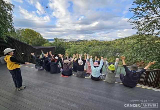 한국통합치유협동조합(이사장 유명길)은 암경험자, 만성질환자, 생활습관 교정이 필요한성인을 대상으로 한 ‘회복의 여정, 산림치유 생활습관 솔루션’을 지난 4월부터 10월까지 총 8회기에 걸쳐 진행했다./한국통합치유협동조합 제공