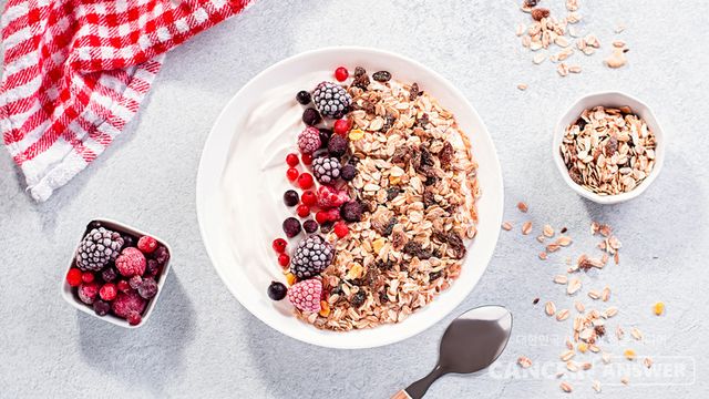 암 예방을 위해 지켜야 할 식습관은 아주 많지만, 그 중에서 어렵지 않게 지속할 수 있는 방법을 하나 소개한다. 요구르트를 최소한 주 2회 먹는 것인데, 특정 유형의 대장암 발병 위험을 20% 낮출 수 있다는 해외 연구 결과가 나왔다.&nbsp;12일 메디컬익스프레스 등 외신에 따르면, 미국 병원 네트워크 ‘매스 제너럴 브리검(Mass General Brigham)’ 연구팀은 주 2회 이상 요구르트를 섭취하면 비피도박테리움이 검출되는 근위부 대장암 발병률이 20% 낮아진다는 연구 결과를 발표했다./게티이미지뱅크