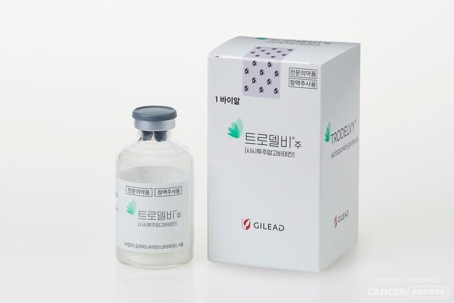 길리어드 사이언스 코리아는 최초의 Trop-2 표적 항체약물접합체(Antibody-Drug Conjugate, ADC)인 트로델비(성분명 사시투주맙고비테칸)가 식품의약품안전처(이하 식약처)로부터 ‘전이성 호르몬수용체(HR) 양성 및 인간 표피성장인자수용체2(HER2) 음성 유방암’ 환자 치료에 대한 적응증 확대 승인을 13일 받았다고 밝혔다.&nbsp;이에 따라 트로델비는 ‘절제 불가능한 또는 전이성인 HR+/HER2-(IHC 0, IHC 1+ 또는 IHC 2+/ISH–) 유방암으로 내분비 기반 치료와 진행성 단계에서 최소 두 번의 추가 전신 치료를 받은 성인 환자 치료’에 사용할 수 있게 됐다./길리어드 사이언스 코리아 제공