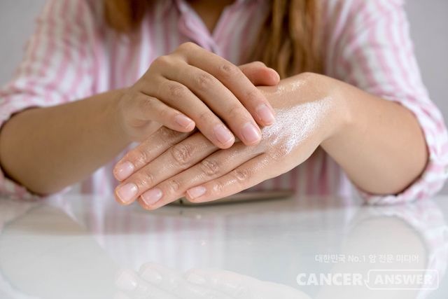 방사선 치료로 인한 피부염을 완화하는 데 ‘인체 단백질(AIMP1) 유래 펩타이드 크림’이 효과적이라는 연구 결과를 중앙대병원 의료진이 발표했다.&nbsp;중앙대학교병원은 피부과 박귀영 교수, 방사선종양학과 최진화 교수와 중앙대광명병원 피부과 한혜성 교수 연구팀이 최근 유방암 방사선치료 후 발생하는 방사선 피부염 완화를 위한 새로운 국소 크림의 유효성과 안전성을 분석한 연구논문을 SCI-E급 국제학술지 'Supportive Care in Cancer'(IF: 3.0) 2월호에 게재했다고 25일 밝혔다./게티이미지뱅크