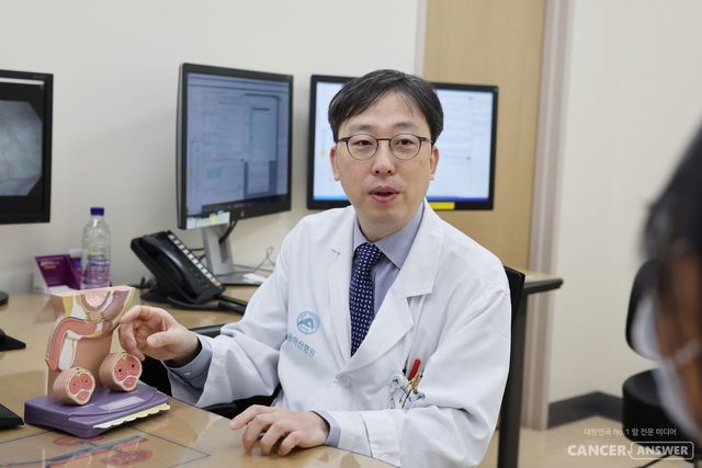[사진] 정인갑 서울아산병원 비뇨의학과 교수가 환자에게 소변 DNA 메틸레이션 검사 등 방광암 진단법에 대한 설명을 하고 있다./서울아산병원 제공