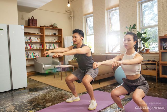 근육 운동도 되면서 유산소운동의 효과가 걷기보다 좋은 게 있다. 바로 스쿼트다. 45분마다 스쿼트를 10회씩 하면 혈당 수치가 크게 개선되는데, 심지어는 걷기보다 더 효과적이라는 해외 연구가 나왔다./게티이미지뱅크
