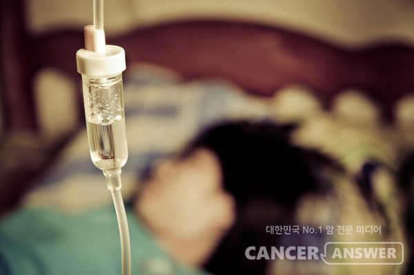 항암제 병용요법은 치료 효과를 높이고 부작용을 최소화하기 위해 2개 이상의 항암제를 함께 치료에 사용하는 것을 말한다. 암 치료에 1가지 약물만 쓰는 단독요법과 대비되는 개념인데, 최근에는 2~3가지 약물을 함께 쓰는 병용치료가 일반화됐다.&nbsp;병용 치료의 목적은 ▷서로 다른 작용 기전을 가진 약을 함께 써 치료 효과를 높이는 것 ▷단독요법 시 생길 가능성이 있는 약물 내성 방지 ▷고용량으로 단독 요법을 사용할 경우 생길 있는 부작용 감소 등이다./게티이미지뱅크