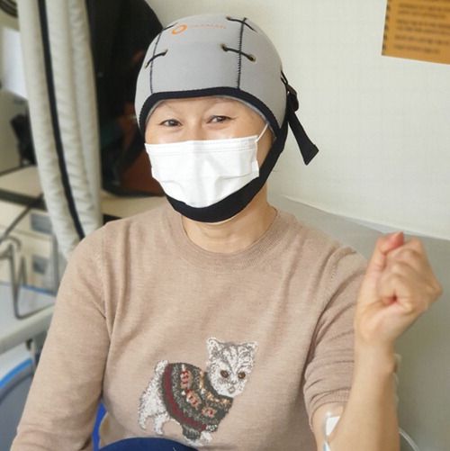 항암 치료로 인한 탈모를 해결하기 위한 국내 연구에서 냉각모자(쿨링캡)가 도움이 된다는 결과가 나왔다.&nbsp;삼성서울병원에 따르면 안진석 혈액종양내과 교수와 조주희 암교육센터 교수, 강단비 임상역학연구센터 교수 등은 항암치료로 인한 탈모를 예방하는 데 냉각모자가 도움이 된다는 연구 결과를 임상종양학회지 최근호에 발표했다./삼성서울병원제공