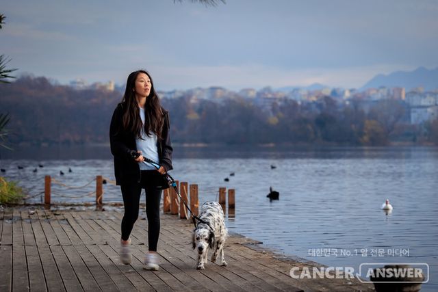 일상 속 가벼운 활동, 특히 '걷기'가 암 발생 위험을 크게 낮춘다는 연구 결과가 나왔다.&nbsp;미국 국립보건원(NIH)과 영국 옥스퍼드대학교 공동 연구팀은 국제학술지 'British Journal of Sports Medicine' 최신호에서 "걷기, 가벼운 집안일, 심부름 등 일상에서 쉽게 수행할 수 있는 저강도 활동(LIPA)만으로도 암 위험이 유의미하게 감소한다"고 밝혔다./게티이미지뱅크