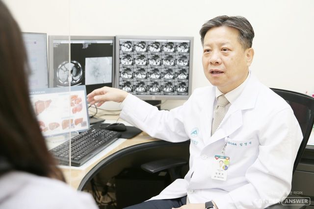 서울아산병원 소화기내과 임영석 교수팀이 기존의 B형간염 치료 지침과 달리 ‘간수치 상승이나 간경변 진행 여부와 관계없이 혈액 내 간염바이러스 수치에 따라’ 항바이러스 치료를 시작해야 간암으로 발전할 위험을 줄일 수 있다는 연구결과를 발표했다. 임영석 교수의 환자 진료 모습./서울아산병원 제공