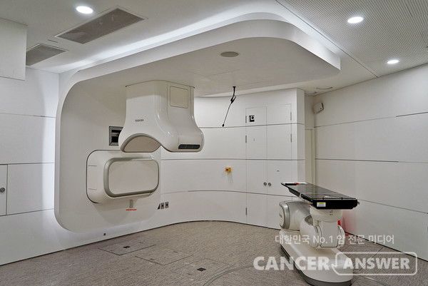 연세암병원 중입자치료센터의 고정형 빔 치료실./연세암병원 제공