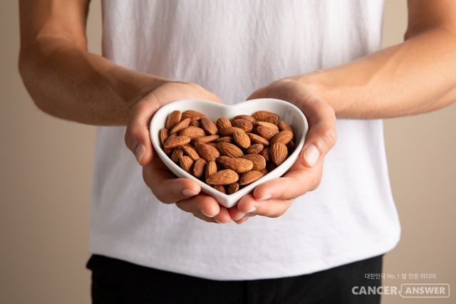 아몬드 섭취가 심장대사 건강에 긍정적인 효과를 준다는 연구 결과가 나왔다. 캘리포니아아몬드협회는 협회 후원으로 개최된 과학 라운드테이블의 결과가 최근 국제학술지 「영양학 최신 동향(Current Developments in Nutrition)」에 게재됐다고 19일 밝혔다./캘리포니아아몬드협회 제공