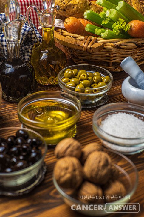 식물성 지방과 항산화 성분이 풍부한 지중해식 식단은 전립선암 예방에 긍정적인 영향을 줄 수 있다는 연구 결과도 많다. 뉴질랜드 오클랜드대학교 연구팀이 학술지 PeerJ(2015년)에 발표한 소규모 임상연구 결과도 그 중 하나다.&nbsp;연구에 따르면, 전립선암 환자 20명을 대상으로 3개월간 엑스트라버진 올리브오일과 견과류, 기름진 생선 등으로 구성된 지중해식 식단을 섭취하도록 한 결과, DNA 손상 수치가 유의미하게 감소한 것으로 나타났다./게티이미지뱅크