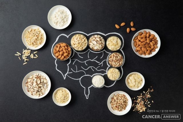 아몬드를 매일 28g(한 줌 분량) 섭취할 경우, 나쁜 콜레스테롤로 알려진 저밀도지단백(LDL) 콜레스테롤은 평균 5.1mg/dL(약 5%) 감소하고, 이완기 혈압은 0.17~1.3 mmHg까지 감소하는 것으로 나타났다./캘리포니아아몬드협회 제공