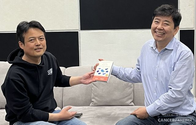 암과 삶을 대하는 그의 마음은 많은 암경험자들의 그것과 다르다. 체념하지도 않고 지나치게 부정적 감정에 빠지지도 않으면서 하루 하루의 삶을 치열하게 살아가는 그에게서 삶의 에너지가 느껴졌다.&nbsp;