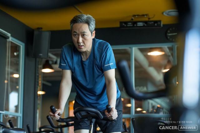 14년 전 폐암 3기 판정을 받은 대만의 전직 정치인이 86세의 고령에도 매일 6000보를 걷고 주3회 수영을 하는 등 건강을 유지하고 있어 화제다. 현지 의료계는 치료 외에 샤오 전 부총통의 생활 습관에 주목하고 있다. 샤오 전 부총통은 인터뷰에서 매일 5000~6000보를 걷고 1주일에 세 번 수영을 한다고 밝혔다. 또 시간이 날 때마다 책을 읽으며 유연한 사고를 하려 노력하고, 보드게임과 스도쿠 등 두뇌를 사용하는 게임을 즐긴다고 한다./ xframe