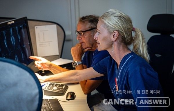 인공지능(AI)를 활용하면 유방암 환자에게 생길 수 있는 이차암을 더 정확하게 찾아낼 수 있다는 연구 결과가 나왔다. 유방촬영 영상 판독에서 전문의보다 AI 소프트웨어가 이 이차암을 더 잘 찾아낸다는 것이다.&nbsp;서울대병원 영상의학과 하수민·장정민 교수팀이 2001~2018년 유방암으로 한쪽 유방만 절제한 여성 4184명의 데이터를 기반으로, 수술 이후 반대쪽 유방에 대한 감시 유방촬영 영상을 분석한 결과다../사진=루닛