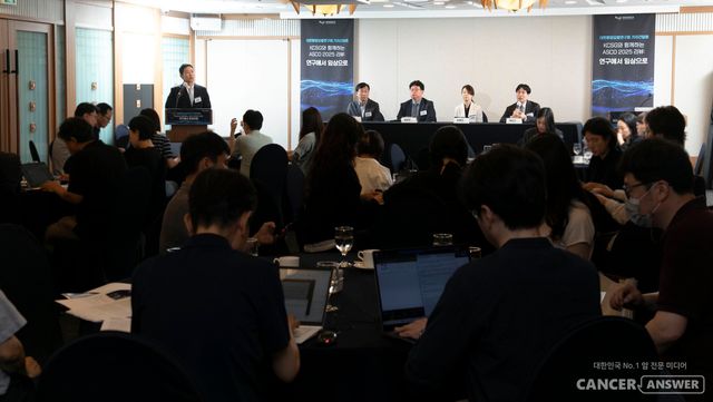 대한항암요법연구회는&nbsp;지난 5월 30일부터 6월 3일까지(현지 시각) 미국 시카고에서 개최된 미국임상종양학회 연례학술대회(ASCO 2025)의 주요 발표 내용을 분석하고, 암 치료의 변화 흐름을 이끄는 정밀의료와 신규 기전의 항암 치료를 중심으로 최근 임상 현장의 변화 양상을 조망했다.