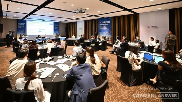 한국아스트라제네카는 지난 18일 서울 신라호텔에서 유전자 변이 기반 정밀의료 전략을 조명하는 ‘BC BRIGHT 심포지엄’을 성황리에 개최했다고 19일 밝혔다.&nbsp;이번 심포지엄은 ‘티루캡·린파자를 통한 정밀의료, 유방암 환자의 밝은 미래 ’를 주제로 PIK3CA, AKT1, PTEN, gBRCA 등 유전자 변이에 따른 치료 전략과 표적 치료제 티루캡(성분명: 카피바설팁), 린파자(성분명: 올라파립)의 최신 임상 데이터를 공유했다./한국아스트라제네카 제공