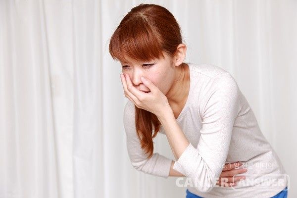 오심과 구토는 항암치료를 받는 암 환 자가 두려워하는 대표적인 부작용 중 하나다. 최근 다양한 치료법과 연구 결과를 통해 이 부작용을 효과적으로 완화할 수 있는 방법들이 제시되고 있다./게티이미지뱅크