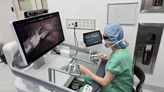 이마리아 서울대병원 산부인과 교수가 휴고 로봇 수술 시스템을 조정하며 난소암 수술을 진행하고 있다./서울대병원 제공