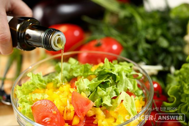 이탈리아 팔레르모대 내과 전문의인 브루노 투톨로몬도 교수에 따르면 엑스트라버진 올리브오일은 60~83%의 단일불포화지방산을 포함하고 있다. 올레산은 나쁜 콜레스테롤(LDL) 수치를 낮추고 LDL 산화를 줄이며 혈관 내 플라크 형성을 억제하는 데 기여한다./게티이미지뱅크