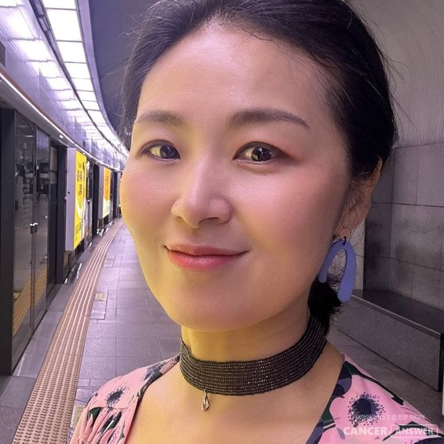 암경험자와 가족이 설립한 캔드림협동조합이 예비사회적기업 예담라이프(후불제 상조회사, 대표 신선철)와 함께 진행하는 ‘앎경험자 나의 이야기’ 공모전 6회 수상자로 유방암 경험자인 이하나 씨가 선정됐다.&nbsp;이하나 씨는 유방암 완치 후 연극 ‘여자 이발사’, ‘깊은 그리움’, 영화 ‘밀정’ 등에 출연한 배우로, 단편소설 ‘새벽 세 시, 별빛이 내릴까요?’를 쓴 작가로, 네트워크 사업가로 열정적인 활동을 펼치고 있다./이하나씨 제공