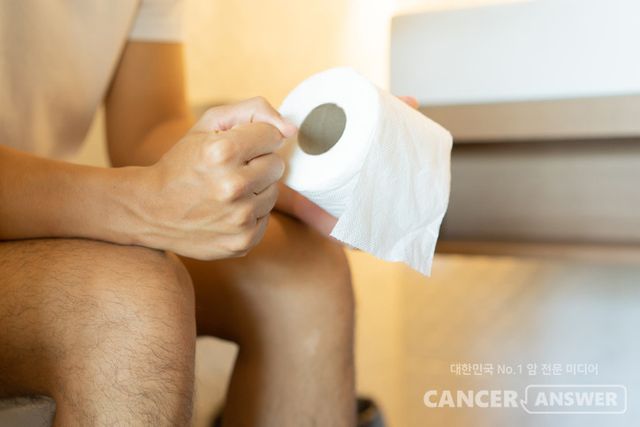 대장내시경 대신 집에서 간편하게 시행할 수 있는 대변 면역화학검사(FIT)도 대장암을 찾아내는 데 효과적이라는 대규모 임상 연구 결과가 발표됐다.&nbsp;대변 면역화학검사(FIT)는 변을 면봉에 묻혀 눈에 보이지 않는 피가 대변에 섞여 있는지 확인하는 검사다. 암이나 선종(암 전 단계 병변)에서 흔히 발생하는 장 점막 출혈을 조기에 감지할 수 있다./게티이미지뱅크