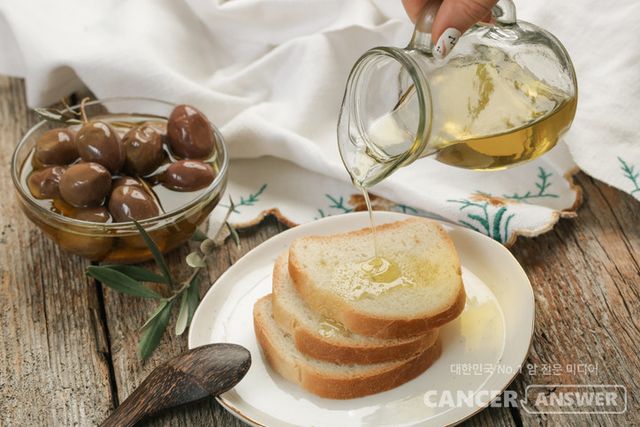 엑스트라버진 올리브오일(EVOO)에 많이 들어 있는 천연 페놀 성분 올레오칸탈(oleocanthal)이 대장암의 성장과 재발을 효과적으로 억제할 수 있다는 전임상 연구 결과가 지난 1월 국제학술지 ‘뉴트리언츠(Nutrients)’에 발표됐다./게티이미지뱅크