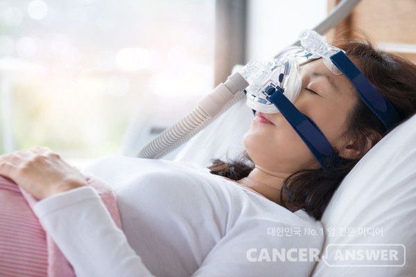 잠자는 동안 숨이 반복적으로 막히는 수면무호흡증이 면역체계에까지 악영향을 미친다는 사실이 국내 연구진에 의해 과학적으로 규명됐다.&nbsp;아주대병원 이비인후과 박도양 교수와 연세대 의대 이비인후과 김창훈 교수 공동 연구팀이 수행한 연구 결과는 국제학술지 ‘플로스 원(PLOS ONE)’에 최근 게재됐다./게티이미지뱅크