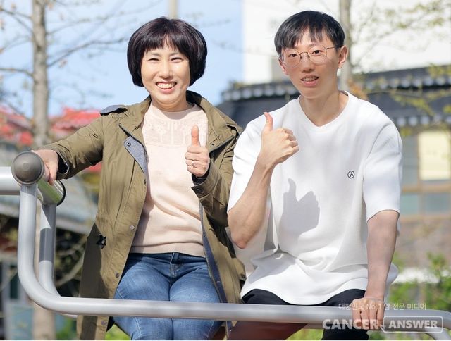 7세 때부터 두경부 지방육종으로 치료와 재발을 수없이 반복했던 김동호씨(오른쪽). 철봉 턱걸이로 암을 이겨내고 있는 그의 스토리가 많은 암경험자들에게 힘과 위안을 주고 있다./서울아산병원 제공