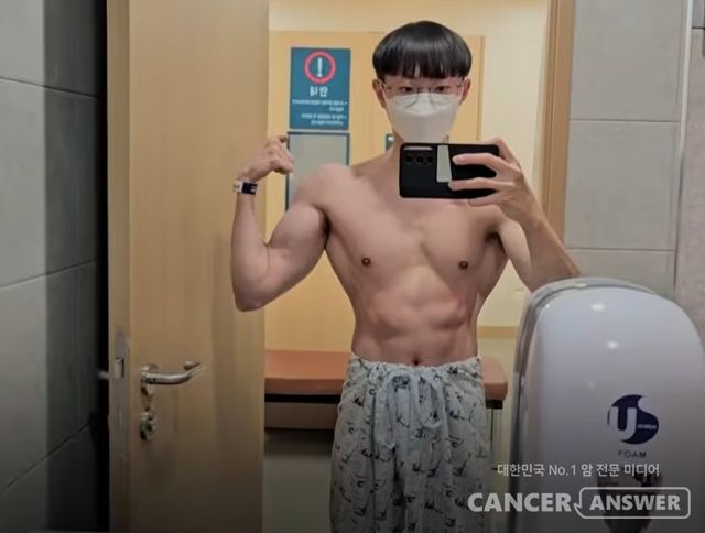 김동호 씨가 생각을 바꿔 기적의 스토리를 쓰게 된 계기는 고교 시절 체육 선생님이 보여준 영상이었다. 난치병 환자가 꾸준한 운동으로 건강을 되찾는 모습은 그에게 새로운 희망이 되었다.&nbsp;그는 방문에 철봉을 설치해 매일 1~2시간씩 턱걸이를 시작했다. 처음에는 팔을 들어 올리는 것조차 힘들었지만, 꾸준한 노력은 그에게 근력 뿐만 아니라 삶의 희망까지 선물했다. 운동에 몰두하는 시간은 그 자체로 큰 위안이 되었고, 점차 움츠러들었던 마음도 회복되어 갔다./서울아산병원 제공