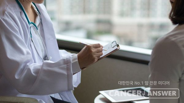 유방암 항암치료 과정에서 기억력·집중력 저하를 경험하는 환자들이 많지만 치매 발병 위험은 암에 걸리지 않은 사람보다 낮다는 연구 결과가 나왔다.&nbsp;신동욱 삼성서울병원 가정의학과 교수와 한경도 숭실대 정보통계보험수리학과 교수, 정수민 서울대병원 가정의학과 교수 공동 연구팀은 2010∼2016년 유방암 수술을 받은 7만 701명과 암에 걸리지 않은 인구 집단 18만 360명을 비교한 결과다. /게티이미지 뱅크