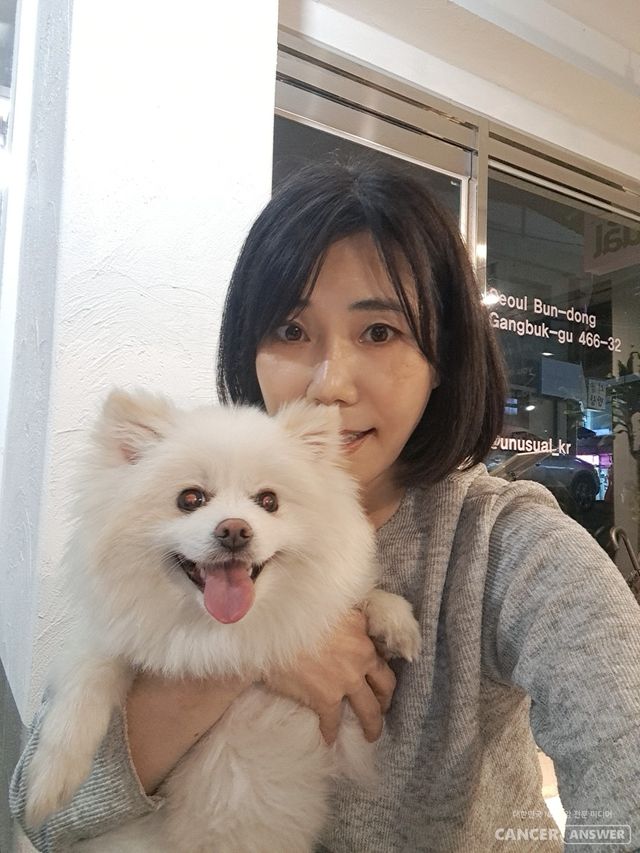 어느 날, 예고도 없이 제 삶에 막무가내로 들어온 ‘감자’. 잊고 지내던 진정한 가족애를 되새기게 해준 고마운 존재입니다. 감자 덕분에 가족이란 단순히 혈연으로만 이어진 관계가 아님을 다시 깨닫습니다.