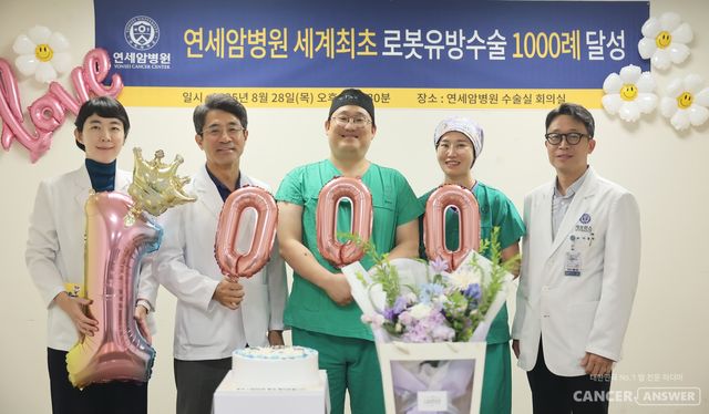 세계 최초로 로봇 유방수술 1000례를 달성한 연세암병원 유방외과 로봇 유방수술팀. 왼쪽부터 유방외과 김지예, 성형외과 송승용, 유방외과 박형석, 안지현, 성형외과 이동원 교수./연세암병원 제공