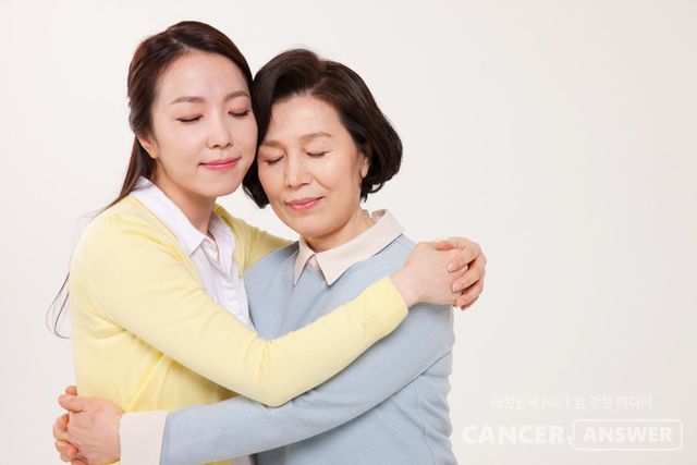 일상을 살아가던 어느 날, 갑작스레 암이라는 장애물을 만난 저는 누군가에게 거창한 위로의 말을 듣고 싶었던 것은 아닙니다.&nbsp;그저 아픔을 겪는 시간들과 잘 어울리며 살아갈 수 있도록 조용히 다가와 토닥토닥 등 두드리며 건네는, 가벼운 것 같지만 진심이 느껴지는 짧은 말 한 마디를 기대했던 것 같습니다./게티이미지뱅크