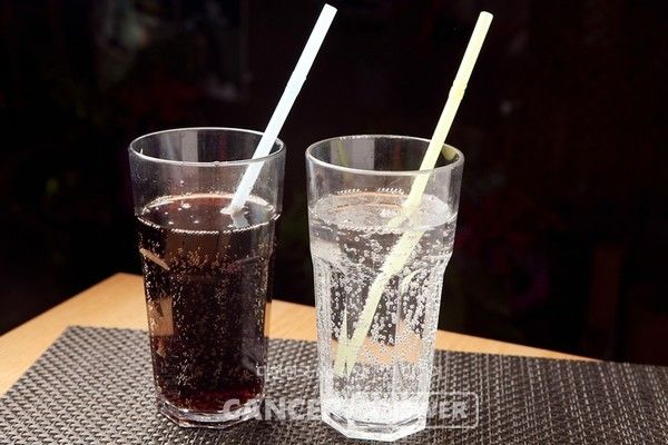 다이어트 탄산음료나 무설탕 제품에 널리 사용되는 인공감미료 수크랄로스(sucralose)가 암환자의 면역항암치료 효과를 떨어뜨릴 수 있다는 연구 결과가 나왔다.&nbsp;특히 면역항암제 치료를 받고 있는 흑색종과 비소세포 폐암 환자에서 수크랄로스를 다량 섭취할 경우 치료 반응률이 낮아지고 생존율도 저하되는 경향이 관찰됐다./게티이미지뱅크