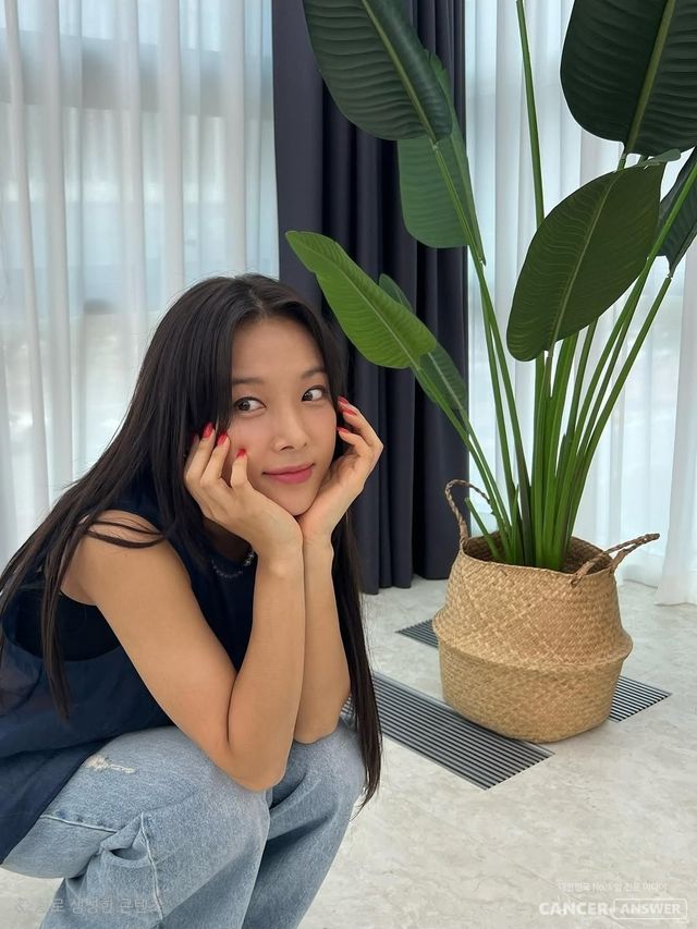 원더걸스 유빈이 최근 SNS를 통해 언니의 유방암 뇌전이 소식을 알리며 치료제 투키사(성분명 투카티닙)의 건강보험 급여 적용 국민 청원에 동참해달라는 메시지를 전했다.&nbsp;유빈은 지난 1일 소셜미디어(SNS)에 “큰 언니가 2020년 유방암 진단을 받고 지금까지 힘겹게 치료를 이어왔다. 하지만 안타깝게도 2024년 뇌까지 전이되어 하루하루 고통스러운 싸움을 이어가고 있다”고 전했다./유빈 인스타그램 캡처