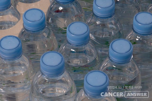 자동차 안이나 야외에 방치된 생수병에서 인체에 유해할 수 있는 물질이 배출된다는 우려가 다시 제기되고 있다.&nbsp;영국 매체 데일리메일은 시중 유통 생수의 다수에서 미세 플라스틱이 검출되고, 고온 환경에서는 독성 화학물질이 더 많이 녹아 나올 수 있다고 최근 보도했다./게티이미지뱅크