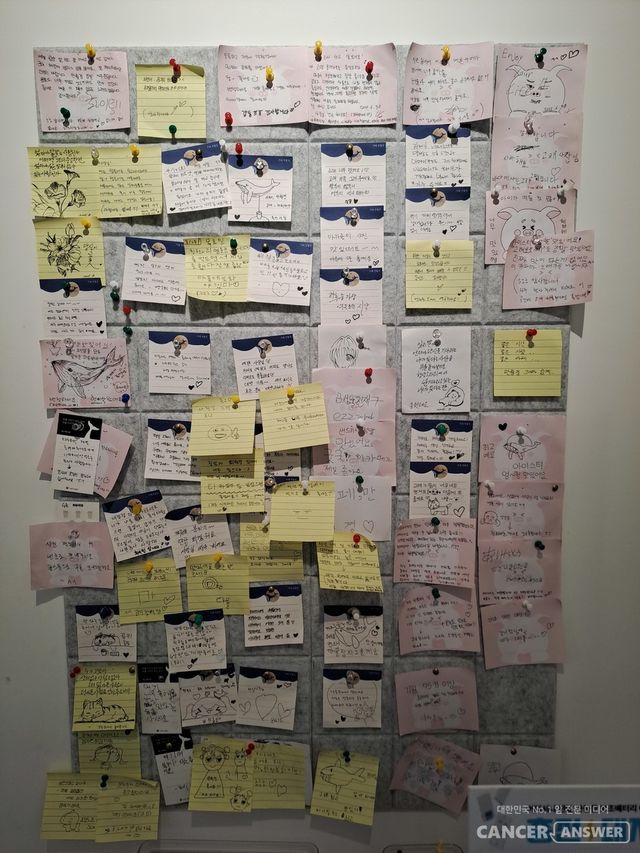 무인 카페인데&nbsp;언젠가부터 카페 안에 사람이 머무는 모습을 보며 자신의 일처럼 흐뭇하게 여기는 단골 손님들이 생겨났다. 한 번은 오후 늦게 카페에 갔더니 다섯 테이블 중 네 테이블에 손님이 앉아 계셨다.