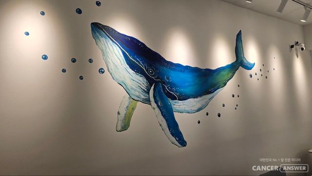 갑작스럽게 갑상선암 진단을 받는 바람에 피아노 레슨을 그만두고 2년간 휴식 시간을 가졌다. 긴 공백 후 돌아온 일상은 낯설었고 자신감도 없어졌다. 체력은 예전 같지 않고, 사람을 마주하는 일조차 쉽지 않게 느껴졌다. 그래서 선택한 게 바로 작은 무인 카페였다. 카페 벽면에 그린 그림.