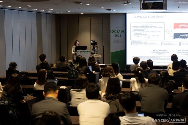 한국로슈는 지난 3~5일 열린 2025 대한종양내과학회(KSMO) 국제학술대회에서 최근 국내 허가를 받은 ‘PIK3CA 유전자 변이 양성, 호르몬 수용체 양성(HR+), 사람상피세포성장인자수용체2 음성(HER2-) 유방암’ 치료제인 이토베비(성분명 이나볼리십)의 3상임상 연구 결과를 발표했으며, 이토베비를 포함한 3제 병용요법이 1차치료 옵션으로 주목받았다고 8일 밝혔다./한국로슈 제공
